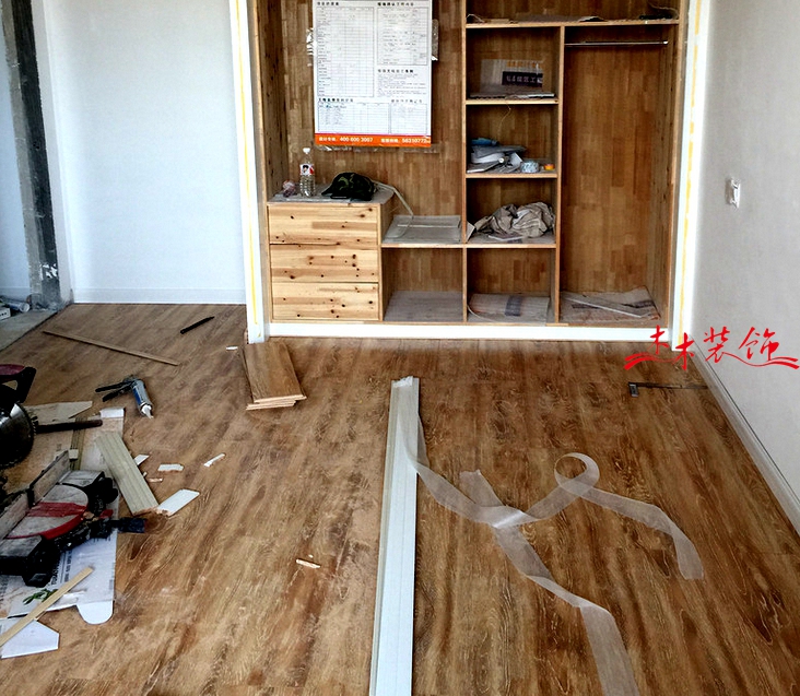  成都木木装修队木地板安装现场 装修现场