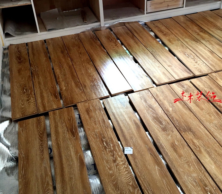  成都木木装修队木地板安装现场 装修现场