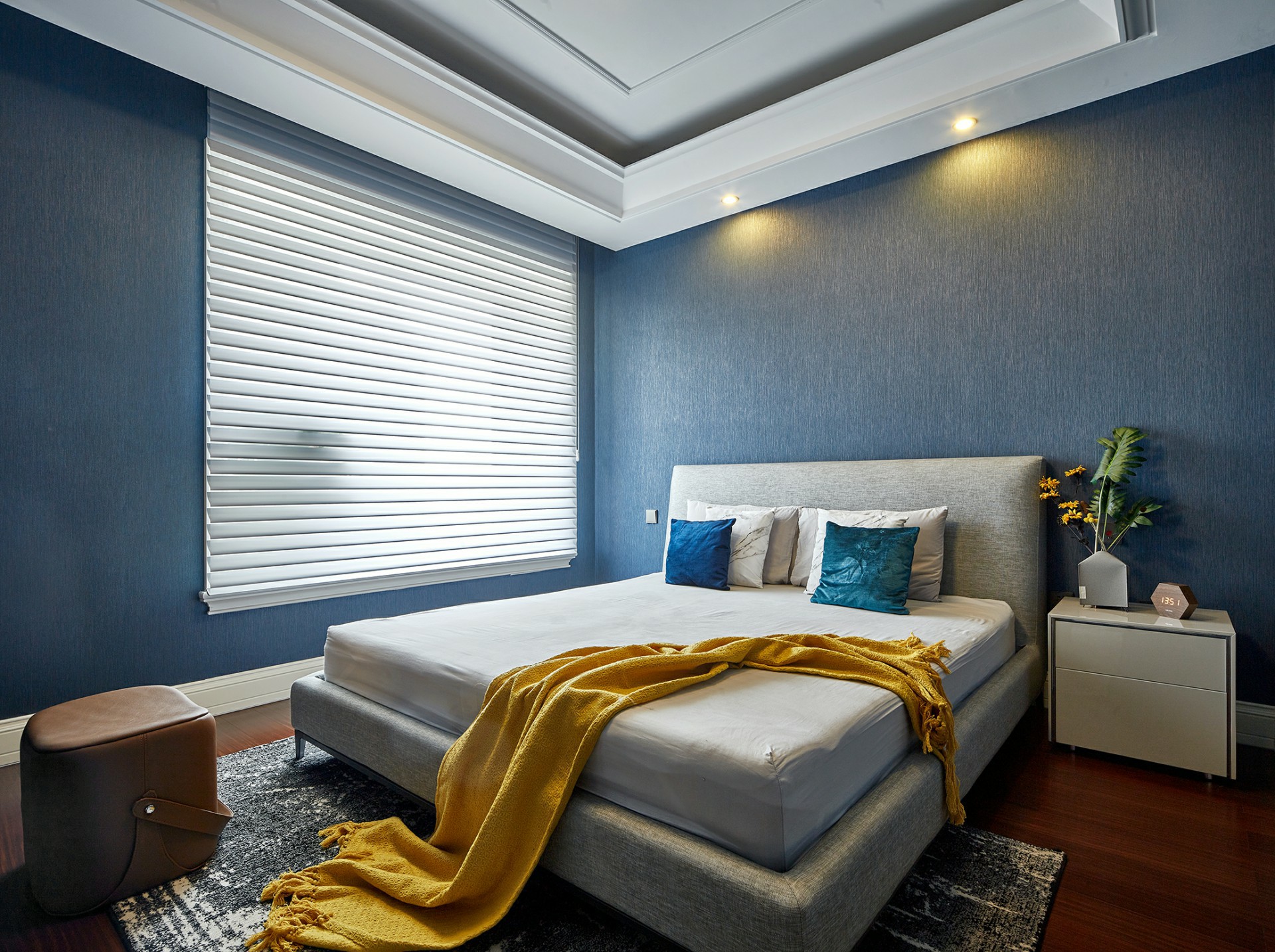 卧室的装修必须遵循三项原则：舒适、安静、温馨。 装修知识